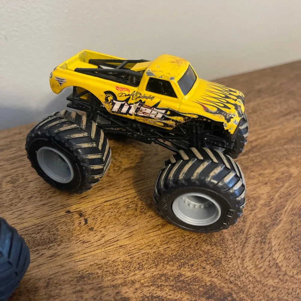 Hot Wheels 1:64 Monster Jam Trucks Multi Northern Nightmare Titan Nessie
